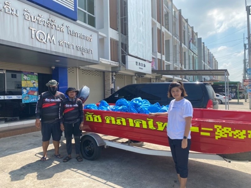 Provide assistance to flood victims in Ang Thong province.